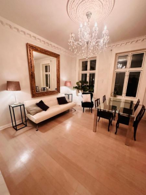 The Belle Époque Botanisk Apartment